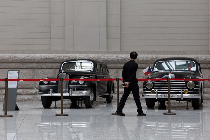 &nbsp;观众参观吉斯-110型防弹轿车（左）和斯柯达VOS防弹轿车（右）。