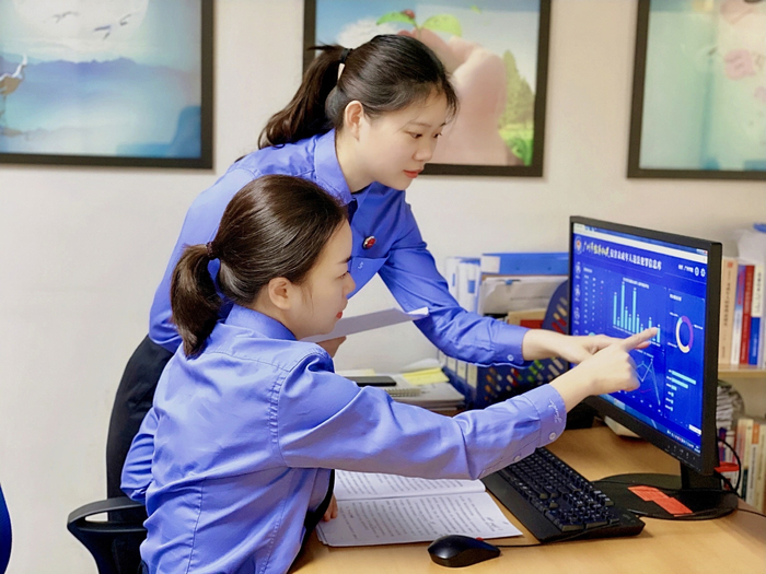 　　广州市检察院检察官正在查询侵害未成年人违法犯罪信息库。 