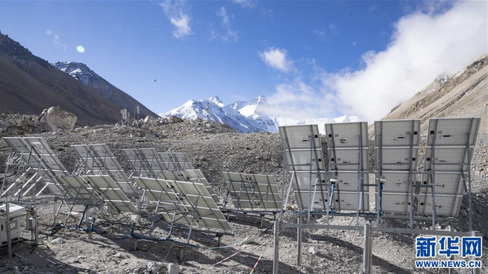 这是珠峰大本营附近用于给5G基站供电的太阳能板（4月28日摄）。