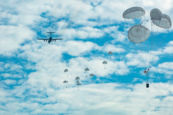 　　人车同降。刘治鑫/摄