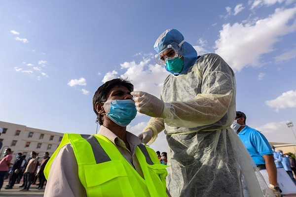 医务人员为外籍劳工进行检测