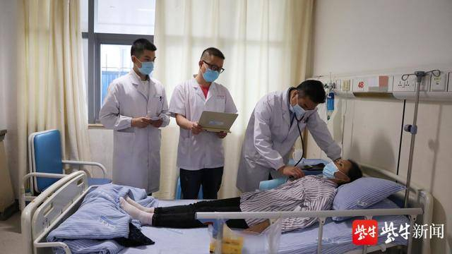 中大医院胸心外科李鸿雁副主任医师（左三）为患者检查。王倩 摄