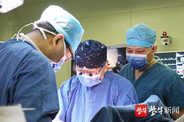 孟旭教授、李鸿雁副主任医师等为患者李女士手术。王倩 摄