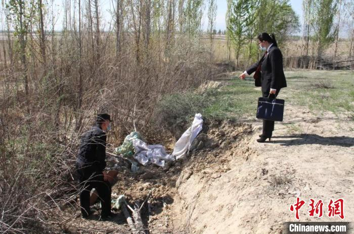 新疆博乐市检察院的工作人员现场查看被盗古墓。新疆检察院供图