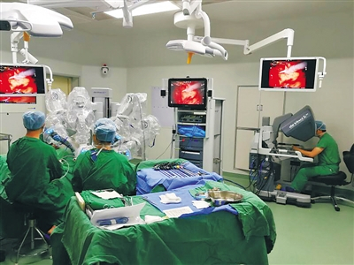 海口市人民医院医生正在进行“达芬奇”机器人手术。图片来源：受访者