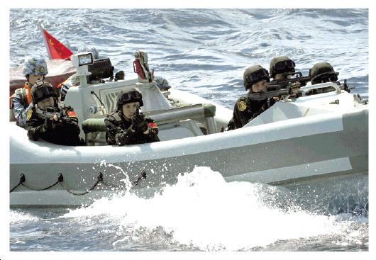 海军第35批护航编队开展针对性训练