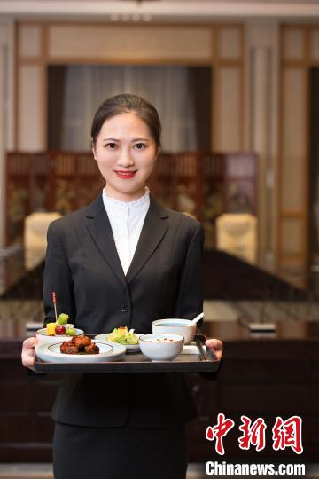 杭州西湖国宾馆餐饮部宴会厅经理沈亚英。受访者供图