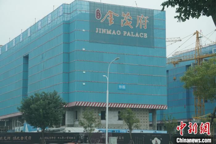 &nbsp;&nbsp;&nbsp;&nbsp;资料图，郑州北龙湖一在建楼盘。　董飞 摄