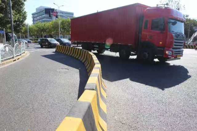 通过“个性化定制”道路设施的方式，解决大型车辆“包饺子”事故顽症