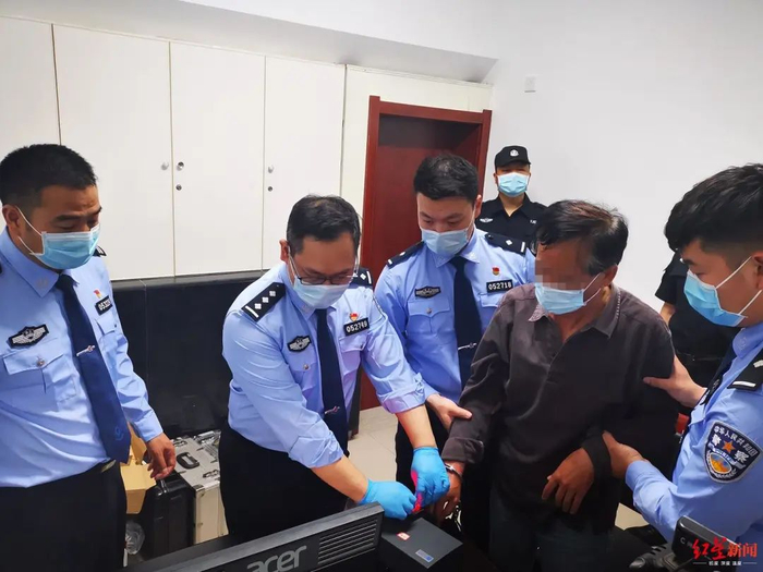 ▲嫌犯刘昂被押解回荆州。警方供图