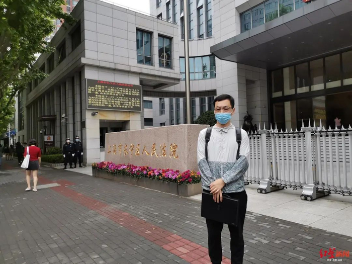 ▲郭宏振在法院门口