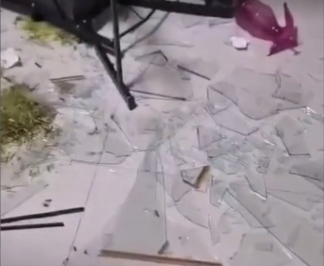 居民家的玻璃被震碎。