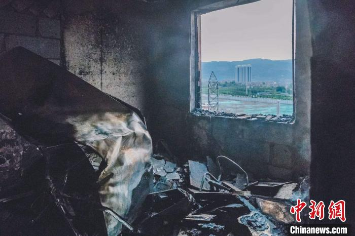 发生爆炸的住户家中受损严重。救援人员供图