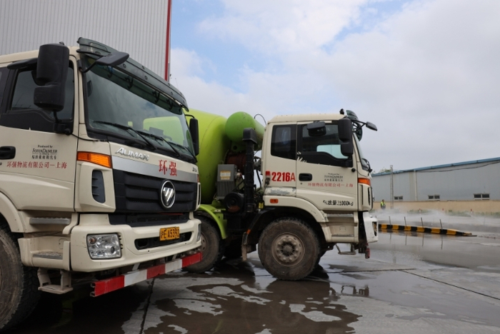 大型车运输企业规定车辆驾驶员右转先停车 浦东警方供图（下同）