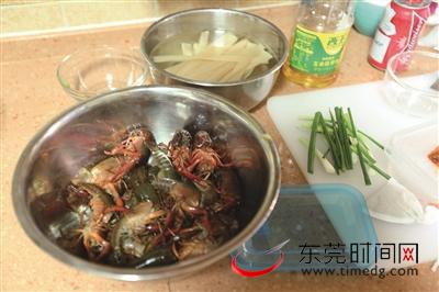 ▲去虾线备用