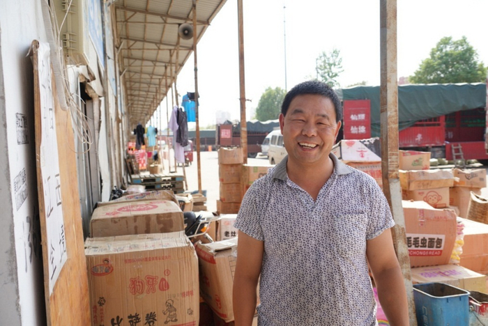 　　袁正功做的生意是公路运输中的收货与分转