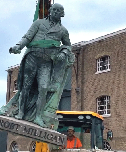 　　在英国伦敦码头区博物馆前，工人用起重机将18世纪奴隶贩子罗伯特·米利根的雕像拆除，围观人群欢呼鼓掌。/社交媒体截图