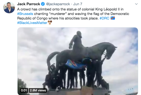 　布鲁塞尔，国王雕像前的示威人群。/社交媒体截图