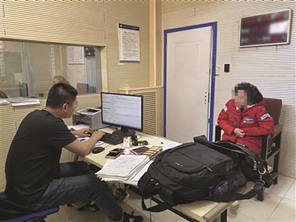 民警对嫌疑人李某进行讯问。