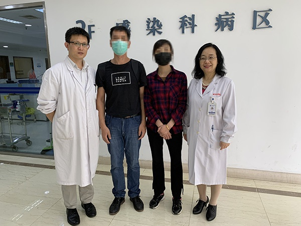 沈女士及其家人与医护人员合影。 &nbsp;上海瑞金医院 供图