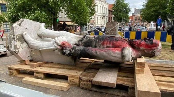 在比利时安特卫普公共广场上，利奥波德二世国王雕像被涂鸦的面目全非，被迫拆除。/社交媒体截图