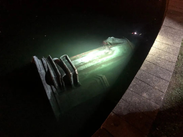 在美国弗吉尼亚州里士满，一座哥伦布雕像被推进湖里。/社交媒体截图