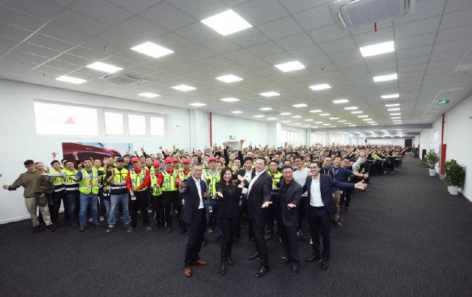 （任宇翔为上图左一）