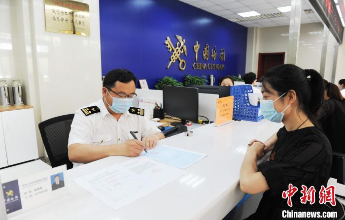     海关关员在为企业签发原产地证书。　郜振民 摄