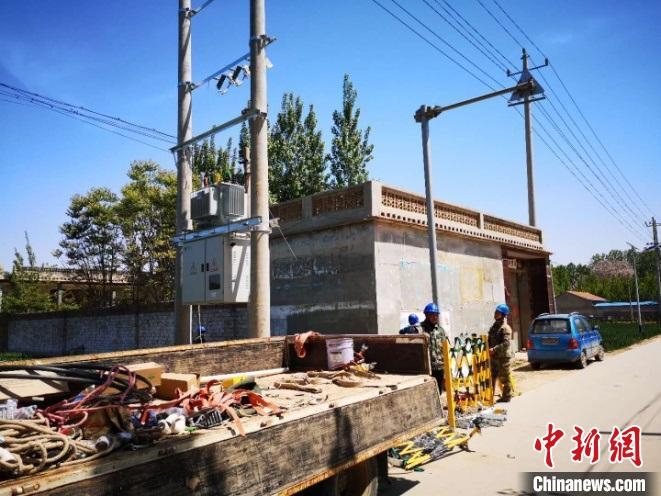刘晓建助村民享受国家惠农政策、用上平价电。　受访者供图