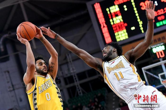 资料图：山西汾酒股份队球员富兰克林飞身封堵浙江广厦控股队球员韦伯斯特（黄）投篮。在2019-2020赛季中国男子职业篮球联赛（CBA）常规赛第27轮比赛中，山西汾酒股份主场以119比109战胜浙江广厦控股。中新社记者 韦亮 摄