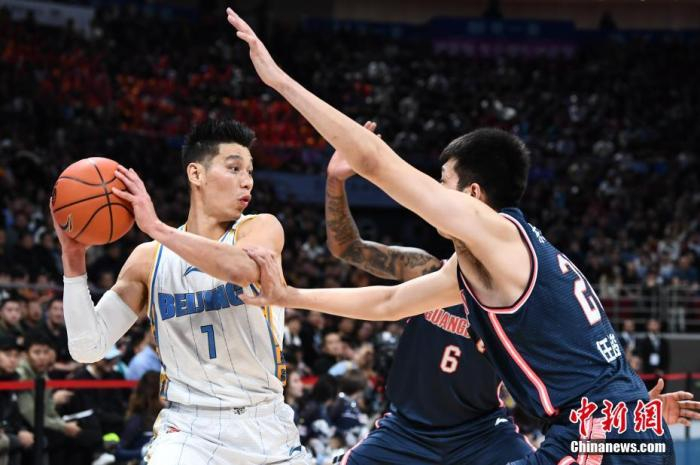 资料图：林书豪（左）在比赛中。 中新社记者 崔楠 摄