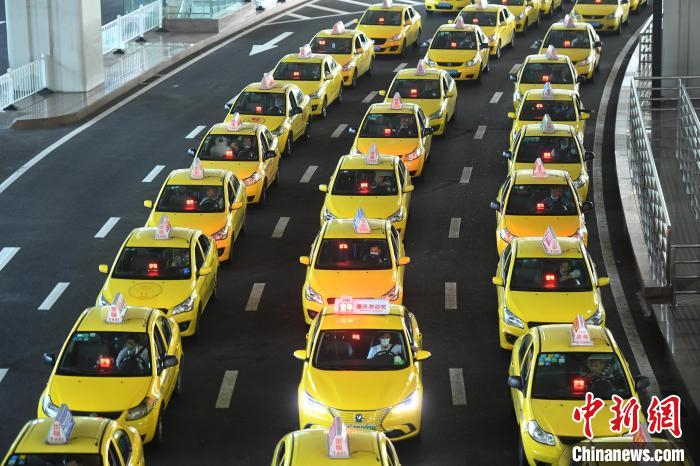 图为机场外的出租车排长龙上客。　陈超 摄