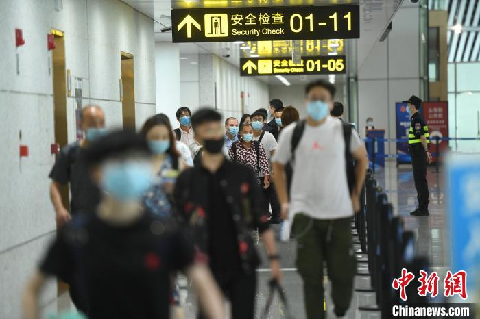 图为旅客排队进行安检。　陈超 摄