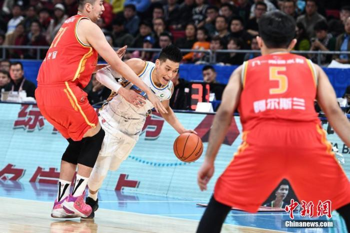 资料图：在2019-2020赛季中国男子篮球职业联赛（CBA）常规赛第11轮比赛中，北京首钢队坐镇主场以105比83胜八一南昌队。图为北京首钢队球员林书豪（中）在比赛中。中新社记者 崔楠 摄