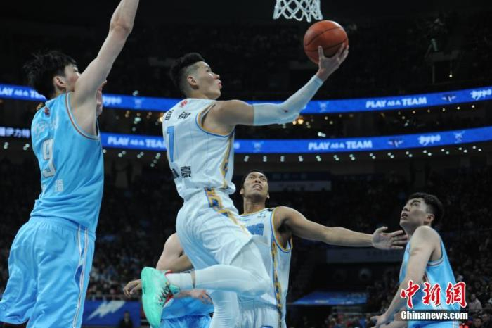  资料图：CBA圣诞大战打响，北京队主场迎战新疆队。周琦关键时刻两罚不中，翟晓川和方硕均错过绝杀机会，最终新疆队以88-87险胜北京队，取得四连胜。中新网记者 李骏 摄