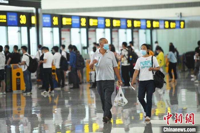 图为旅客排队进行安检。　陈超 摄