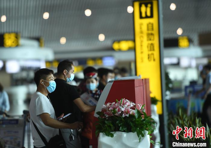 图为旅客正在自助值机。　陈超 摄