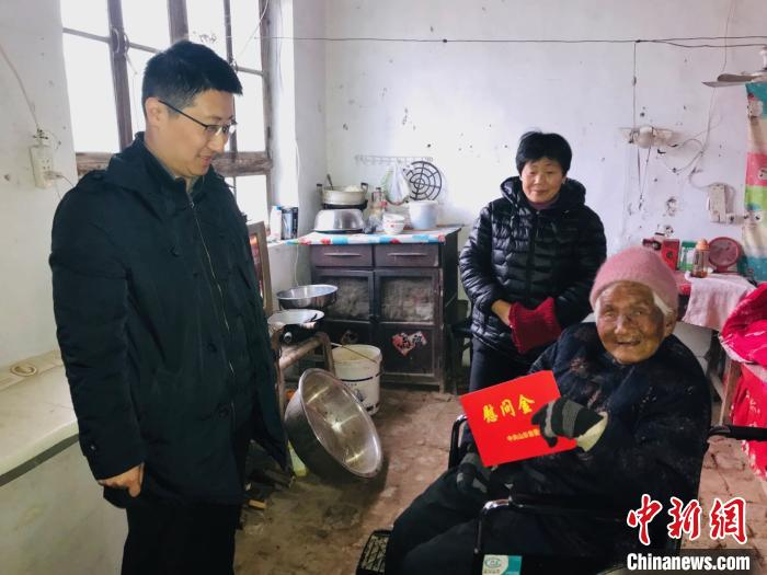 梁晓为生活困难党员发放慰问金。　受访者供图