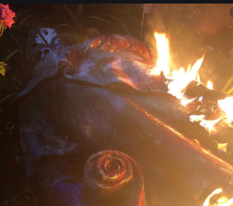 　美国示威者放火焚烧哥伦布雕像。/美媒NBC视频截图