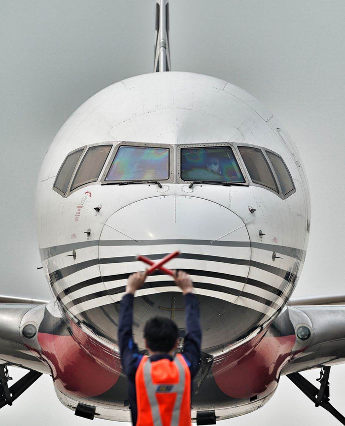  大兴机场开通首条货运航线，顺丰航空B757-200型全货机在大兴机场平稳降落。摄影/新京报记者 陶冉