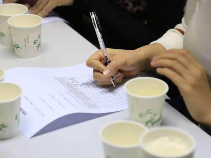 ▲消费者在试喝和评分