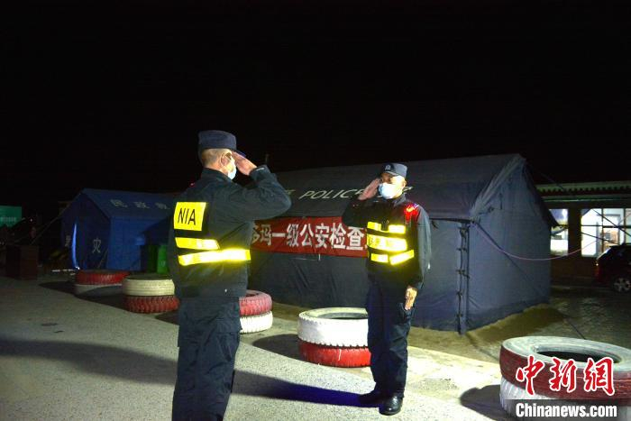 图为多玛边境派出所民警交接轮岗轮勤。江林 摄