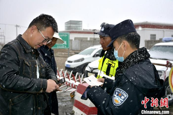 图为多玛边境派出所执勤民警检查相关证件。江林 摄