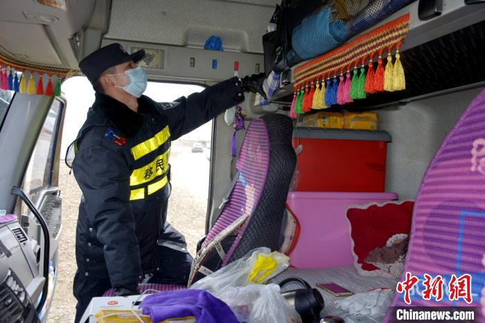 图为多玛边境派出所执勤民警检查车辆。江林 摄