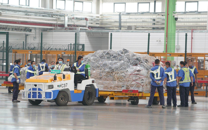  大兴机场货运仓库里打包好的货物正准备运上飞机。摄影/新京报记者&nbsp;陶冉