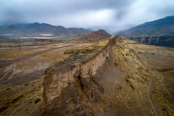 　宁夏中卫市境内的战国秦长城遗址（无人机照片） 冯开华/摄