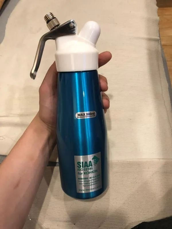  用来吸食笑气的奶油枪。上海市青浦区人民检察院供图