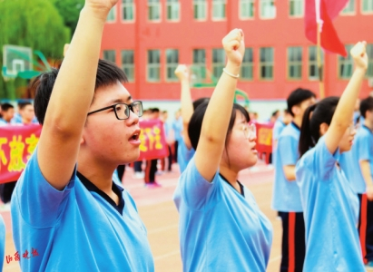 6月8日，在太原金桥双语学校，高三学子进行了高考冲刺宣誓。