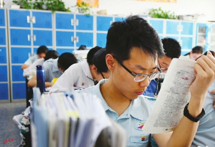学生们争分夺秒抓紧复习。