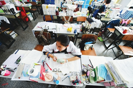 教室内，学生们抬头就能看到的电子高考倒计时标志，显示离高考的时间越来越近。